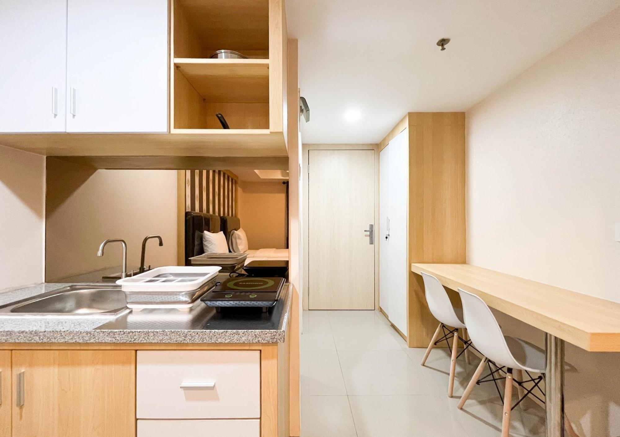 Comfortable And Tidy Studio De Prima Apartment By Travelio Medan Buitenkant foto