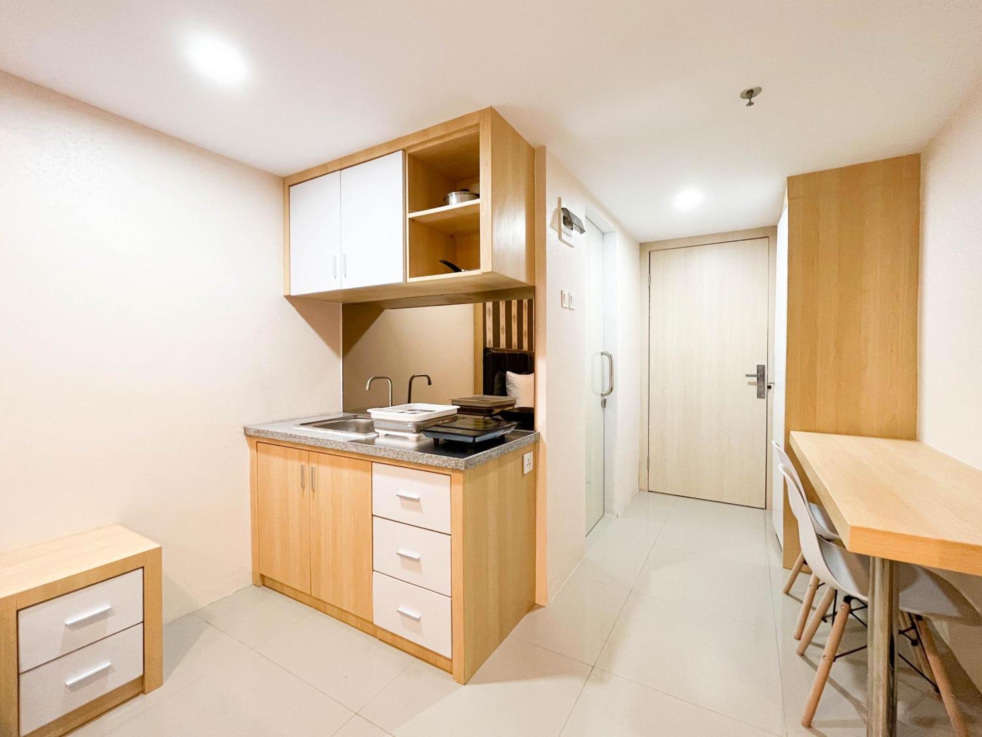 Comfortable And Tidy Studio De Prima Apartment By Travelio Medan Buitenkant foto